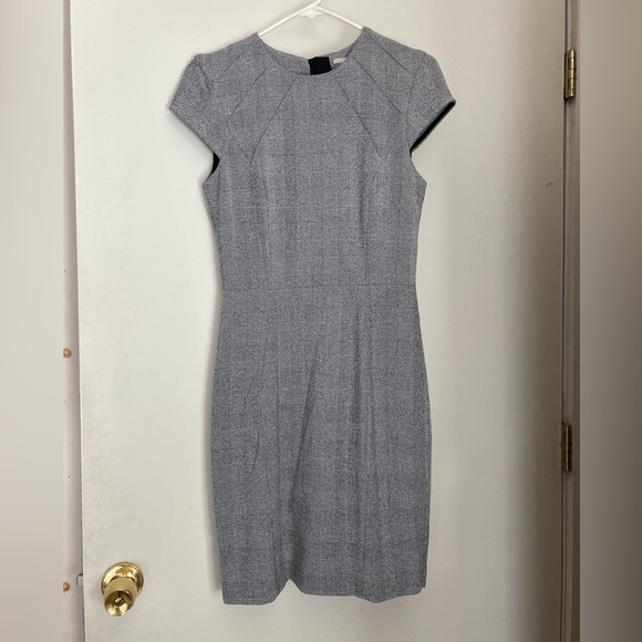 NWT fdress in woven fabric. Cap sleeves, and seam at waist. … - Picture 10 of 14